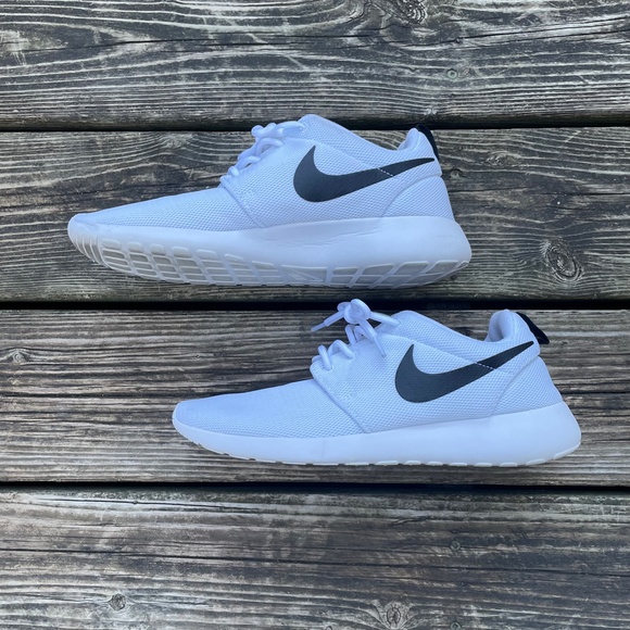 Running Shoes: White Nike Roshes Women's Sneakers - Picture 7 of 11